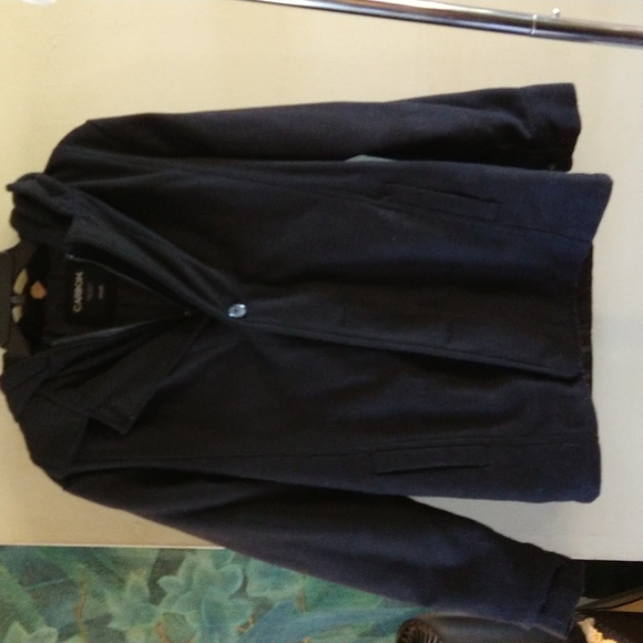 GUC. $$❤️❤️☘️Black hooded jacket two pockets in the front pre-owned. - Picture 1 of 7